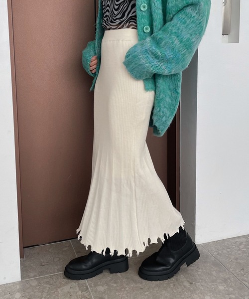 PAGEBOY(ページボーイ)の「ダメージヘムニットスカート(スカート・レディース・ブラック/オフホワイト/チェリーレッド・FREE)」の1枚目の写真