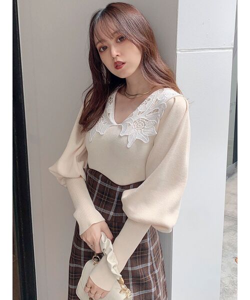 dazzlin（ダズリン）の「レースカラーコンパクトニットトップス（ニット/セーター・レディース・モカ/アイボリー/ブラック/グレー・FREE）」の5枚目の写真