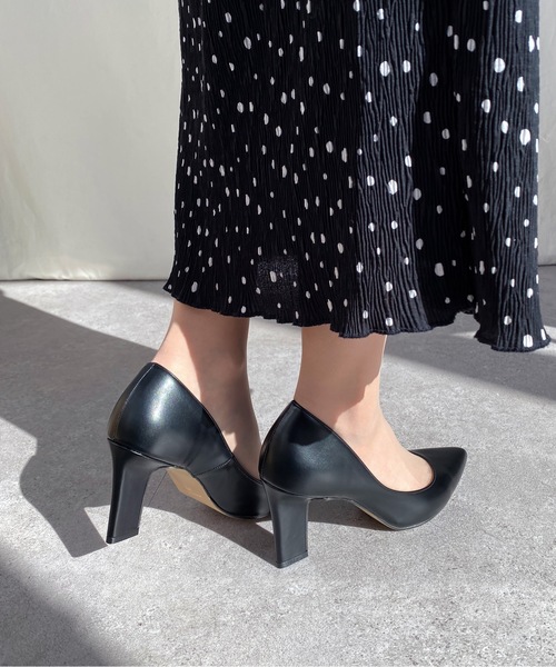 MAMIAN（マミアン）の「ポインテッドトゥ スリムヒール パンプス (8.0cmヒール)（パンプス・レディース・ライトイエロー/ブラック/アイボリー/グレイッシュベージュ/ライトブルー・23.5cm/24.0cm/24.5cm/22.5cm/22.0cm/23.0cm）」の3枚目の写真