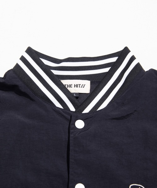 THE HITSS（ヒッツ）の「【THE HITSS】ワッシャーナイロン カレッジロゴ バックプリント スタジアムジャケット/スタジャン ブルゾン（ブルゾン・メンズ・グリーン/グレー/ブラック・M/L/XL）」の17枚目の写真