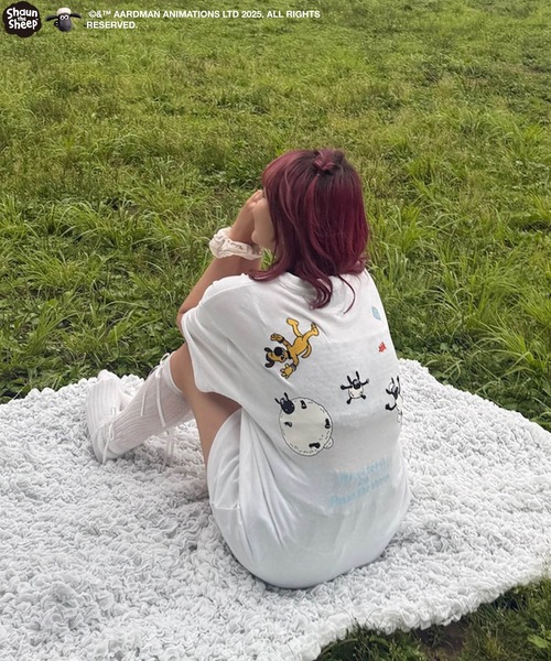 AS KNOW AS plus（アズノゥアズプラス）の「〇アクリルキーホルダー付き ひつじのショーン刺繍Tシャツ（Tシャツ/カットソー・レディース・オフホワイト/サックスブルー/スミクロ/ブルー系/グレー系/アイボリー系/ホワイト系・FREE）」の2枚目の写真