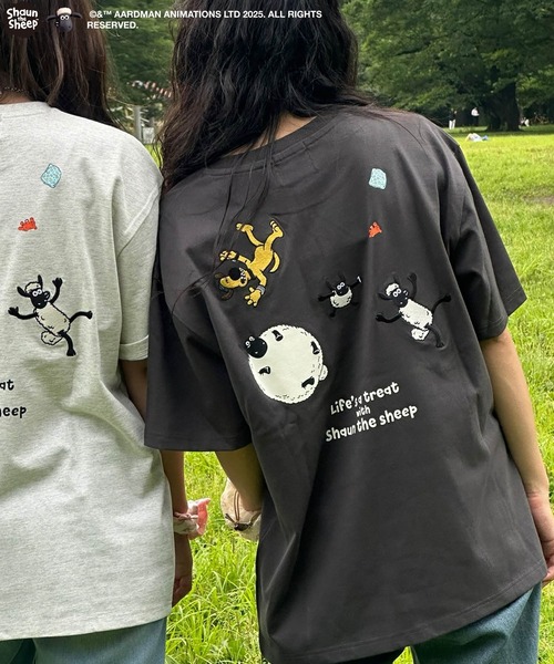 AS KNOW AS plus（アズノゥアズプラス）の「〇アクリルキーホルダー付き ひつじのショーン刺繍Tシャツ（Tシャツ/カットソー・レディース・オフホワイト/サックスブルー/スミクロ/ブルー系/グレー系/アイボリー系/ホワイト系・FREE）」の4枚目の写真