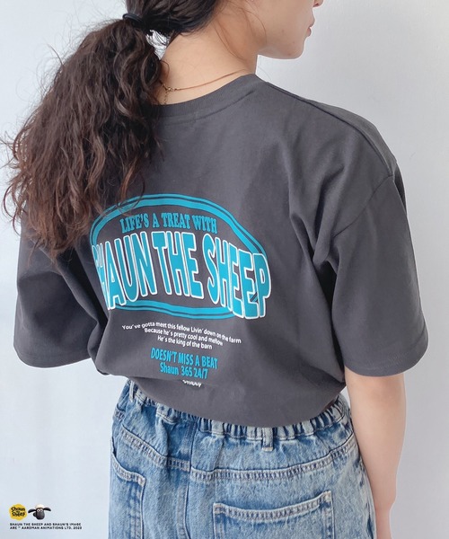 AS KNOW AS plus（アズノゥアズプラス）の「〇アクリルキーホルダー付き ひつじのショーン刺繍Tシャツ（Tシャツ/カットソー・レディース・オフホワイト/サックスブルー/スミクロ/ブルー系/グレー系/アイボリー系/ホワイト系・FREE）」の3枚目の写真