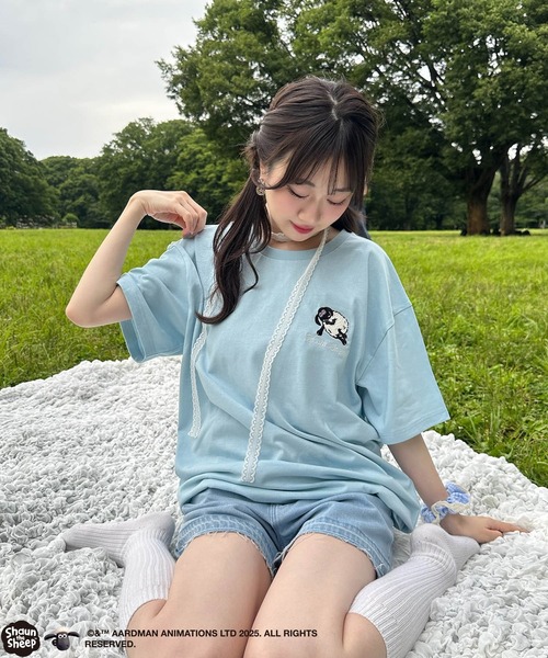 AS KNOW AS plus（アズノゥアズプラス）の「〇アクリルキーホルダー付き ひつじのショーン刺繍Tシャツ（Tシャツ/カットソー・レディース・オフホワイト/サックスブルー/スミクロ/ブルー系/グレー系/アイボリー系/ホワイト系・FREE）」の15枚目の写真