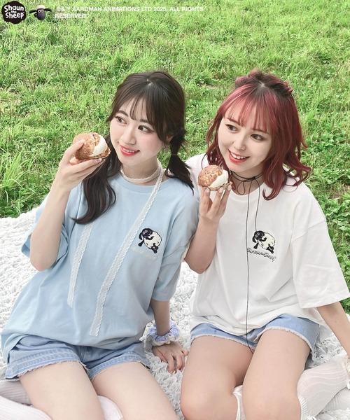 AS KNOW AS plus（アズノゥアズプラス）の「〇アクリルキーホルダー付き ひつじのショーン刺繍Tシャツ（Tシャツ/カットソー・レディース・オフホワイト/サックスブルー/スミクロ/ブルー系/グレー系/アイボリー系/ホワイト系・FREE）」の13枚目の写真