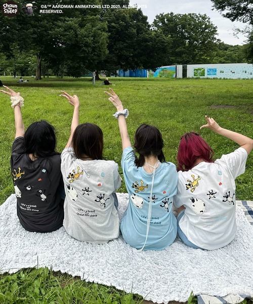 AS KNOW AS plus（アズノゥアズプラス）の「〇アクリルキーホルダー付き ひつじのショーン刺繍Tシャツ（Tシャツ/カットソー・レディース・オフホワイト/サックスブルー/スミクロ/ブルー系/グレー系/アイボリー系/ホワイト系・FREE）」の16枚目の写真