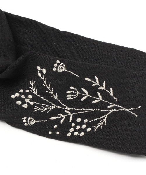 studio CLIP（スタディオクリップ）の「花刺繍ヘアバンド（ヘアバンド・レディース・ブラック/ナチュラル・FREE）」の3枚目の写真