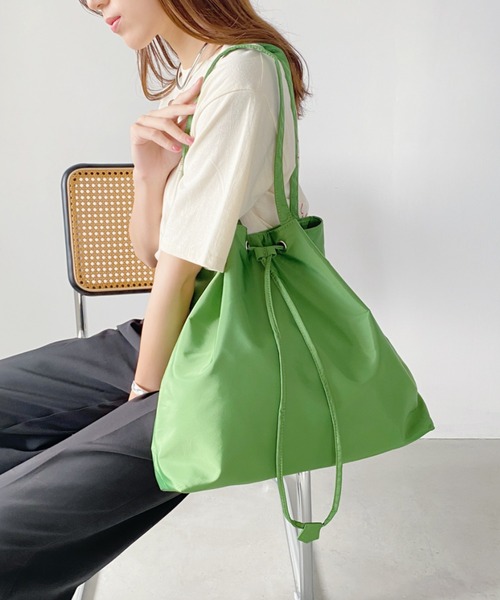 thank U more(サンキューモア)の「エステル ドロストリング風デザイン トートバッグ【大容量】(ショルダーバッグ・レディース・アイボリー/グリーン/ベージュ/ブラック・FREE)」の4枚目の写真