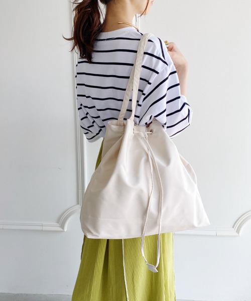 thank U more(サンキューモア)の「エステル ドロストリング風デザイン トートバッグ【大容量】(ショルダーバッグ・レディース・アイボリー/グリーン/ベージュ/ブラック・FREE)」の2枚目の写真