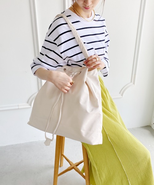 thank U more(サンキューモア)の「エステル ドロストリング風デザイン トートバッグ【大容量】(ショルダーバッグ・レディース・アイボリー/グリーン/ベージュ/ブラック・FREE)」の11枚目の写真