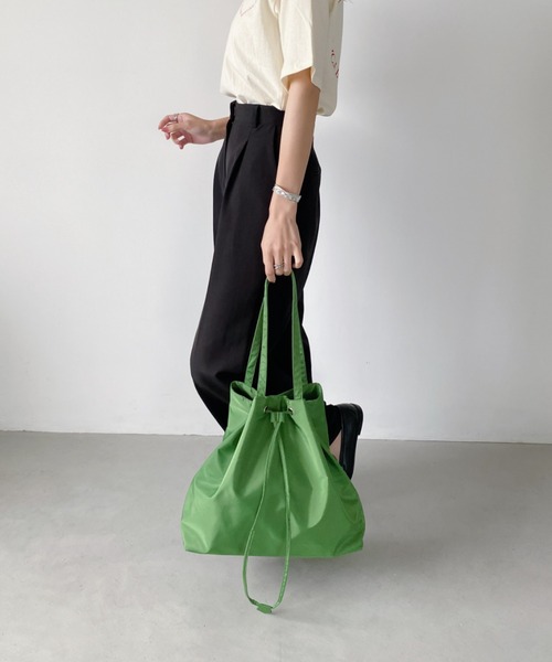 thank U more(サンキューモア)の「エステル ドロストリング風デザイン トートバッグ【大容量】(ショルダーバッグ・レディース・アイボリー/グリーン/ベージュ/ブラック・FREE)」の16枚目の写真