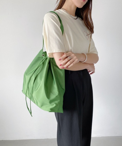 thank U more(サンキューモア)の「エステル ドロストリング風デザイン トートバッグ【大容量】(ショルダーバッグ・レディース・アイボリー/グリーン/ベージュ/ブラック・FREE)」の18枚目の写真