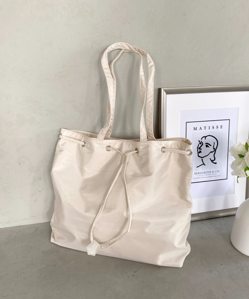 thank U more(サンキューモア)の「エステル ドロストリング風デザイン トートバッグ【大容量】(ショルダーバッグ・レディース・アイボリー/グリーン/ベージュ/ブラック・FREE)」の21枚目の写真