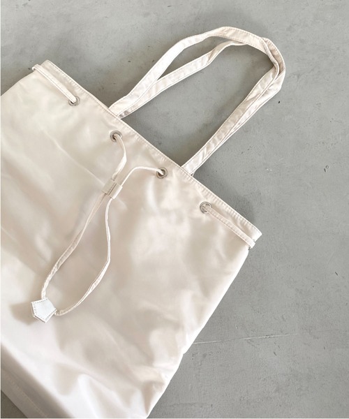 thank U more(サンキューモア)の「エステル ドロストリング風デザイン トートバッグ【大容量】(ショルダーバッグ・レディース・アイボリー/グリーン/ベージュ/ブラック・FREE)」の9枚目の写真