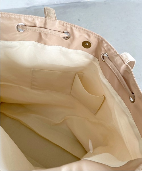 thank U more(サンキューモア)の「エステル ドロストリング風デザイン トートバッグ【大容量】(ショルダーバッグ・レディース・アイボリー/グリーン/ベージュ/ブラック・FREE)」の17枚目の写真