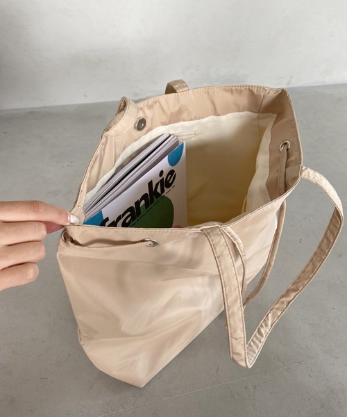 thank U more(サンキューモア)の「エステル ドロストリング風デザイン トートバッグ【大容量】(ショルダーバッグ・レディース・アイボリー/グリーン/ベージュ/ブラック・FREE)」の12枚目の写真