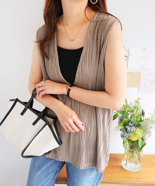 andme（アンドミー）の「ウェーブプリーツノースリーブVネックトップス（Tシャツ/カットソー・レディース・ライトベージュ/グレイッシュベージュ/ブラック・M）」の3枚目の写真