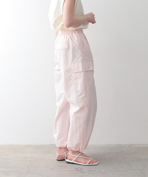 for/c(フォーシー)の「はっ水裾ドロストナイロンカーゴパンツ【リサイクル】(カーゴパンツ・レディース・ブラック/グリーン/ライトベージュ/ベージュ/グレー/ピンク・S/M/L/LL)」の6枚目の写真