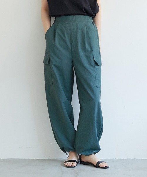 for/c(フォーシー)の「はっ水裾ドロストナイロンカーゴパンツ【リサイクル】(カーゴパンツ・レディース・ブラック/グリーン/ライトベージュ/ベージュ/グレー/ピンク・S/M/L/LL)」の5枚目の写真