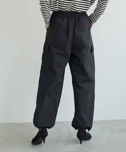 for/c(フォーシー)の「はっ水裾ドロストナイロンカーゴパンツ【リサイクル】(カーゴパンツ・レディース・ブラック/グリーン/ライトベージュ/ベージュ/グレー/ピンク・S/M/L/LL)」の14枚目の写真
