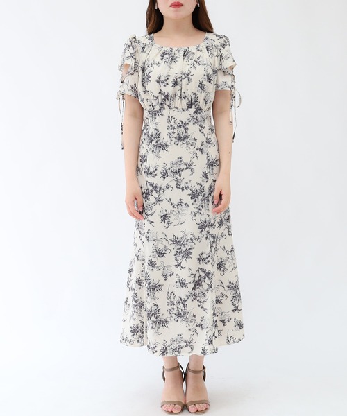 ASTORIA ODIER（アストリアオディール）の「花柄 スクエアネック バックスピンドルワンピース（ワンピース・レディース・ピンクベージュ/ホワイト・MEDIUM）」の17枚目の写真