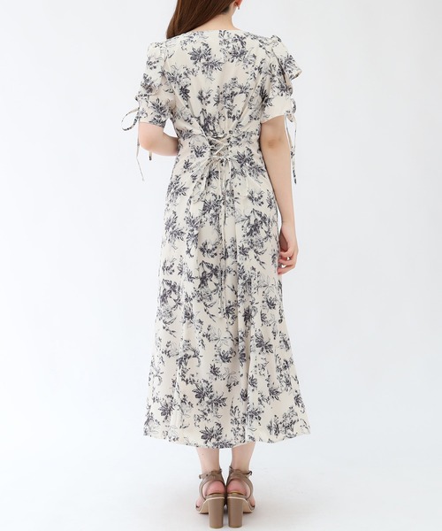 ASTORIA ODIER（アストリアオディール）の「花柄 スクエアネック バックスピンドルワンピース（ワンピース・レディース・ピンクベージュ/ホワイト・MEDIUM）」の19枚目の写真