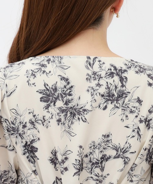 ASTORIA ODIER（アストリアオディール）の「花柄 スクエアネック バックスピンドルワンピース（ワンピース・レディース・ピンクベージュ/ホワイト・MEDIUM）」の20枚目の写真