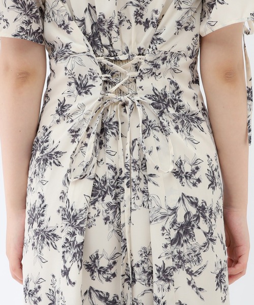 ASTORIA ODIER（アストリアオディール）の「花柄 スクエアネック バックスピンドルワンピース（ワンピース・レディース・ピンクベージュ/ホワイト・MEDIUM）」の21枚目の写真