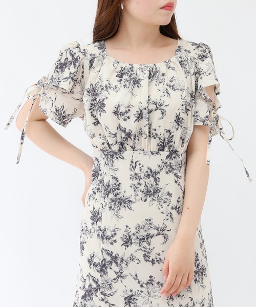 ASTORIA ODIER（アストリアオディール）の「花柄 スクエアネック バックスピンドルワンピース（ワンピース・レディース・ピンクベージュ/ホワイト・MEDIUM）」の3枚目の写真