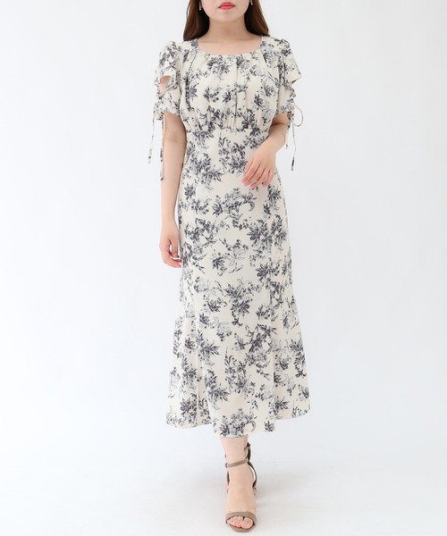 ASTORIA ODIER（アストリアオディール）の「花柄 スクエアネック バックスピンドルワンピース（ワンピース・レディース・ピンクベージュ/ホワイト・MEDIUM）」の5枚目の写真