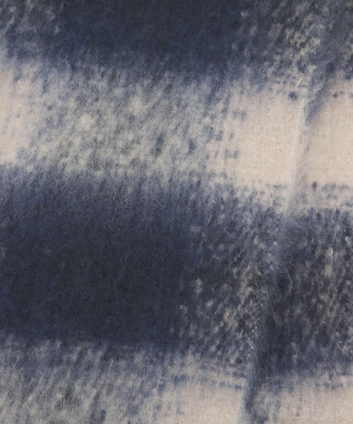 LAKOLE(ラコレ)の「ブークレーチェックマフラー / 963799(マフラー・メンズ・ボルドー/ブラウン/ブルー・FREE)」の6枚目の写真