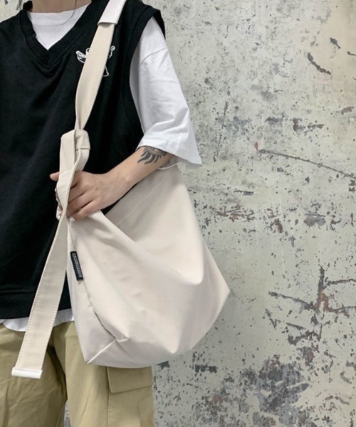 wears(ウェアーズ)の「【A4収納可】ビッグショルダーバッグ(ショルダーバッグ・レディース・ブラック/アイボリー・FREE)」の2枚目の写真