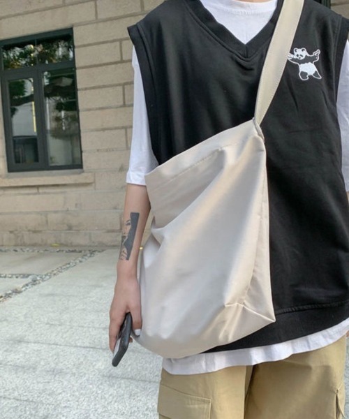 wears(ウェアーズ)の「【A4収納可】ビッグショルダーバッグ(ショルダーバッグ・レディース・ブラック/アイボリー・FREE)」の3枚目の写真