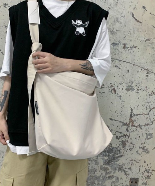 wears(ウェアーズ)の「【A4収納可】ビッグショルダーバッグ(ショルダーバッグ・レディース・ブラック/アイボリー・FREE)」の4枚目の写真