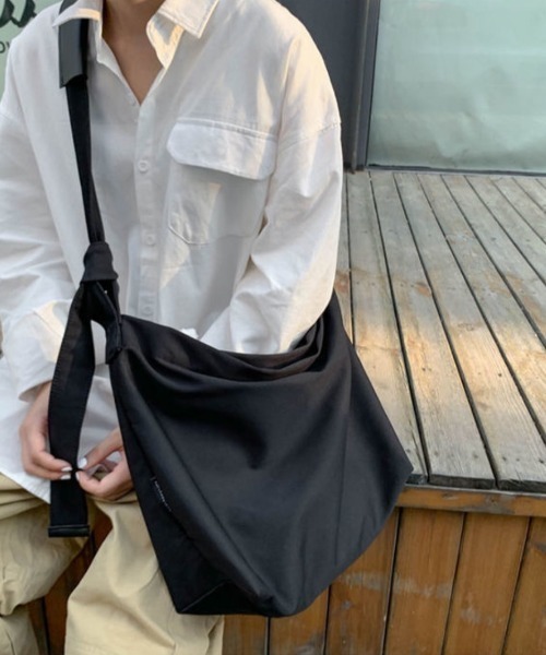 wears(ウェアーズ)の「【A4収納可】ビッグショルダーバッグ(ショルダーバッグ・レディース・ブラック/アイボリー・FREE)」の7枚目の写真
