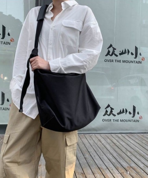 wears(ウェアーズ)の「【A4収納可】ビッグショルダーバッグ(ショルダーバッグ・レディース・ブラック/アイボリー・FREE)」の9枚目の写真