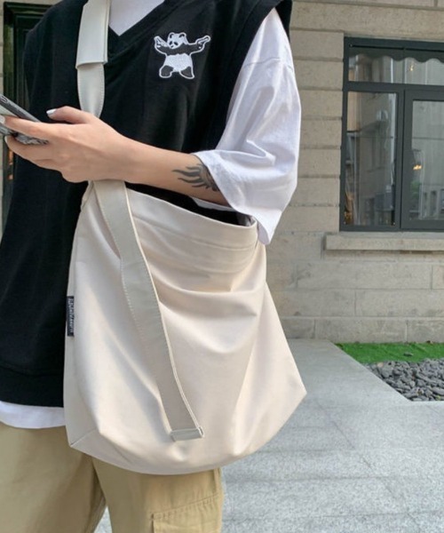 wears(ウェアーズ)の「【A4収納可】ビッグショルダーバッグ(ショルダーバッグ・レディース・ブラック/アイボリー・FREE)」の5枚目の写真