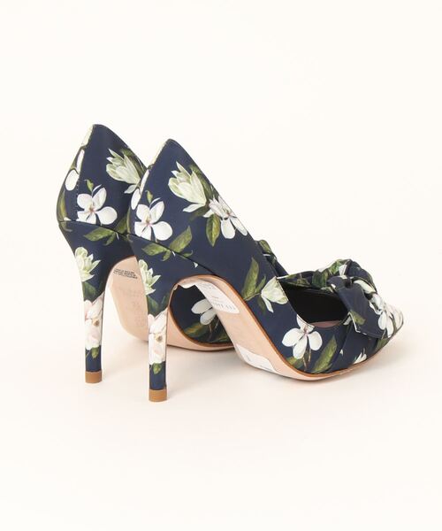 Ted Baker(テッドベーカー)の「HYRA フローラルプリント リボンパンプス(パンプス・レディース・ネイビー・39/36/37/38)」の2枚目の写真