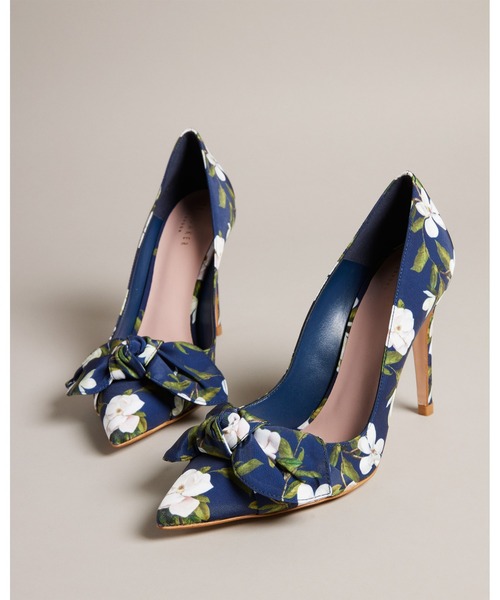 Ted Baker(テッドベーカー)の「HYRA フローラルプリント リボンパンプス(パンプス・レディース・ネイビー・39/36/37/38)」の4枚目の写真
