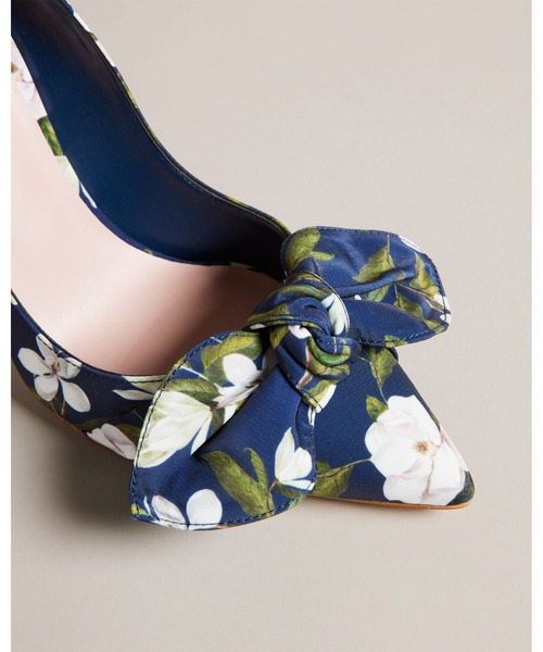 Ted Baker(テッドベーカー)の「HYRA フローラルプリント リボンパンプス(パンプス・レディース・ネイビー・39/36/37/38)」の5枚目の写真