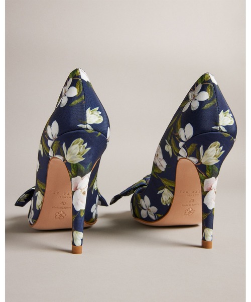 Ted Baker(テッドベーカー)の「HYRA フローラルプリント リボンパンプス(パンプス・レディース・ネイビー・39/36/37/38)」の6枚目の写真