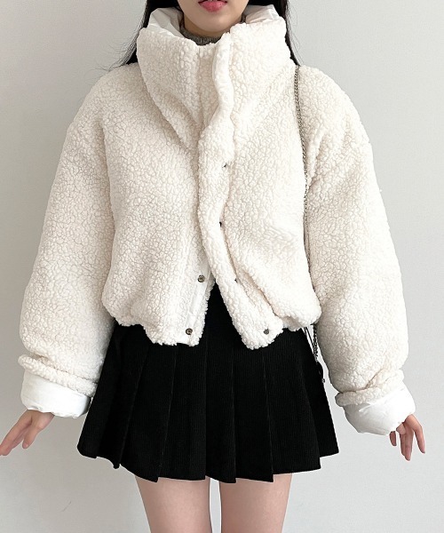 LAC-VERT（ラック・ヴェール）の「【リバーシブル】ショート丈スタンドカラーボリュームボアブルゾン/ダウン（ダウンジャケット/コート・レディース・ブラック/アイボリー/ベージュ・FREE）」の2枚目の写真