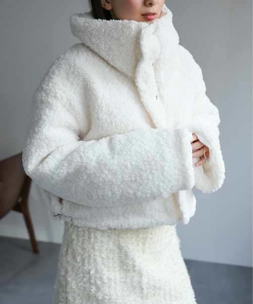 LAC-VERT（ラック・ヴェール）の「【リバーシブル】ショート丈スタンドカラーボリュームボアブルゾン/ダウン（ダウンジャケット/コート・レディース・ブラック/アイボリー/ベージュ・FREE）」の9枚目の写真