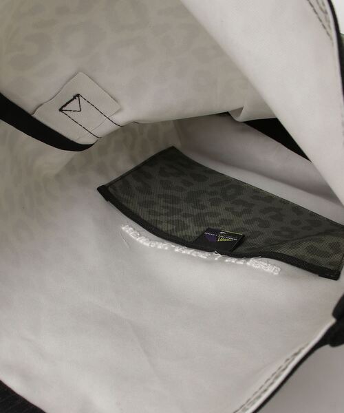 NEW BALANCE(ニューバランス)の「MT1996 ショルダーロールトップバッグ(ショルダーバッグ・メンズ・カーキ・ONE SIZE)」の5枚目の写真