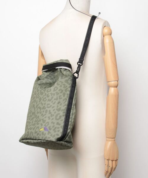 NEW BALANCE(ニューバランス)の「MT1996 ショルダーロールトップバッグ(ショルダーバッグ・メンズ・カーキ・ONE SIZE)」の6枚目の写真