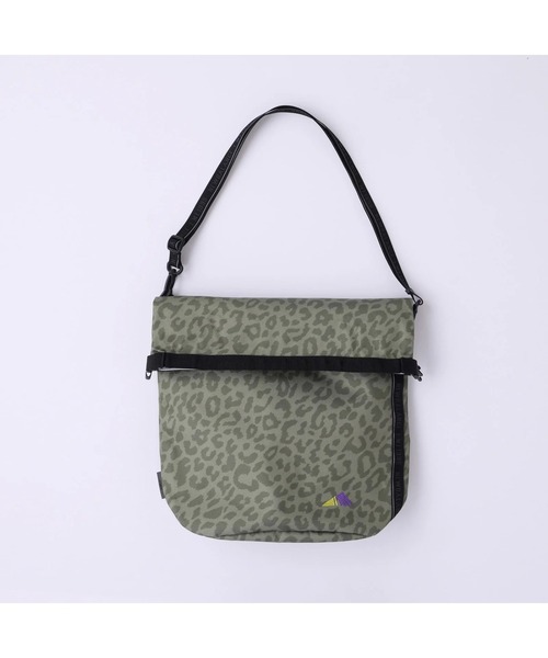 NEW BALANCE(ニューバランス)の「MT1996 ショルダーロールトップバッグ(ショルダーバッグ・メンズ・カーキ・ONE SIZE)」の1枚目の写真