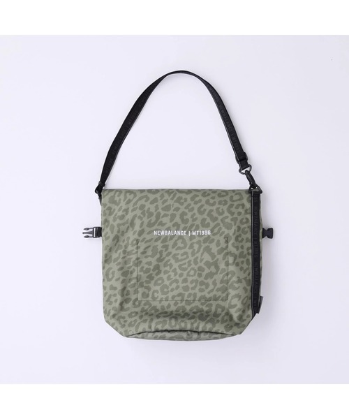 NEW BALANCE(ニューバランス)の「MT1996 ショルダーロールトップバッグ(ショルダーバッグ・メンズ・カーキ・ONE SIZE)」の2枚目の写真
