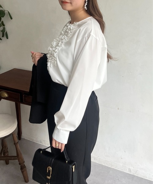 prose verse(プロズヴェール)の「フロントダブルフリルブラウス(シャツ/ブラウス・レディース・オフホワイト・LARGE/MEDIUM)」の5枚目の写真