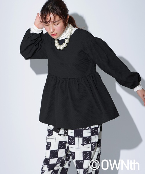 OWNth(オンス)の「ジャガードペプラムトップス(Tシャツ/カットソー・レディース・ブラック/ライトグリーン・P/R)」の3枚目の写真