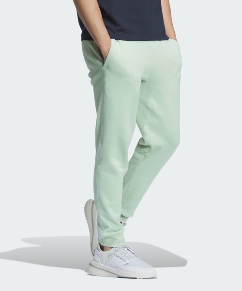 adidas（アディダス）の「エッセンシャルズプラス スモールロゴ